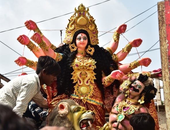 मां दुर्गा की प्रतिमा को अंतिम रूप दिया जा रहा है। मां दुर्गा की प्रतिमा को अंतिम रूप दिया जा रहा है।