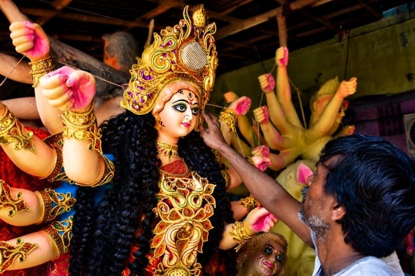 मां दुर्गा की प्रतिमा को अंतिम रूप दिया जा रहा है। मां दुर्गा की प्रतिमा को अंतिम रूप दिया जा रहा है।