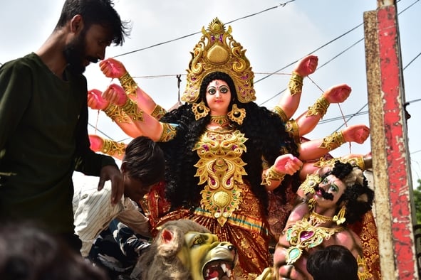 मां दुर्गा की प्रतिमा को अंतिम रूप दिया जा रहा है। मां दुर्गा की प्रतिमा को अंतिम रूप दिया जा रहा है।