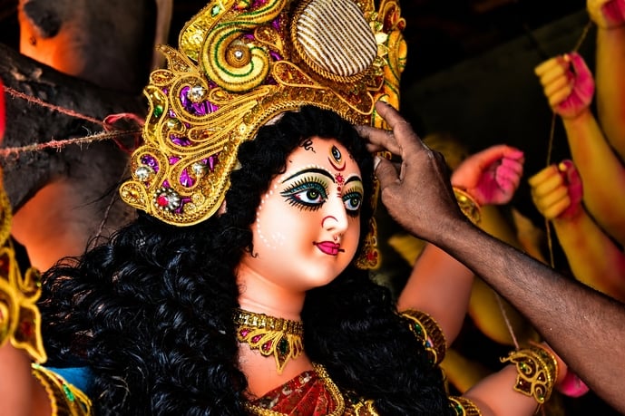 मां दुर्गा की प्रतिमा को अंतिम रूप दिया जा रहा है। मां दुर्गा की प्रतिमा को अंतिम रूप दिया जा रहा है।