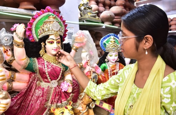 मां दुर्गा की प्रतिमा को अंतिम रूप दिया जा रहा है। मां दुर्गा की प्रतिमा को अंतिम रूप दिया जा रहा है।