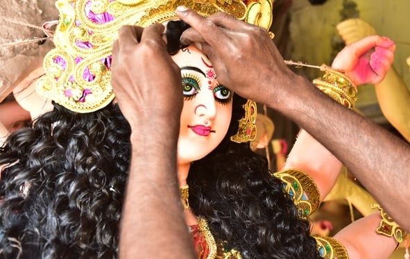 मां दुर्गा की प्रतिमा को अंतिम रूप दिया जा रहा है। मां दुर्गा की प्रतिमा को अंतिम रूप दिया जा रहा है।