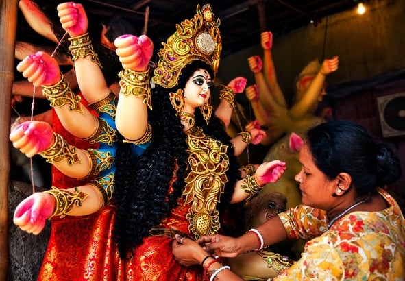 मां दुर्गा की प्रतिमा को अंतिम रूप दिया जा रहा है। मां दुर्गा की प्रतिमा को अंतिम रूप दिया जा रहा है।