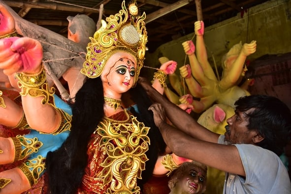 मां दुर्गा की प्रतिमा को अंतिम रूप दिया जा रहा है। मां दुर्गा की प्रतिमा को अंतिम रूप दिया जा रहा है।