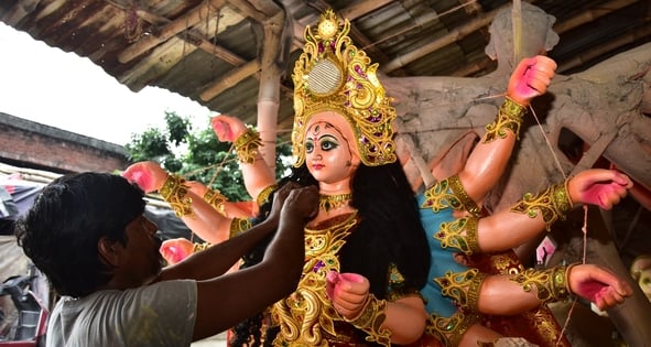 मां दुर्गा की प्रतिमा को अंतिम रूप दिया जा रहा है। मां दुर्गा की प्रतिमा को अंतिम रूप दिया जा रहा है।