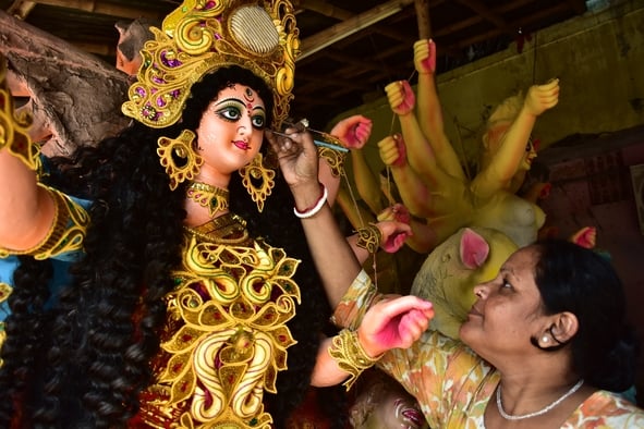 मां दुर्गा की प्रतिमा को अंतिम रूप दिया जा रहा है। मां दुर्गा की प्रतिमा को अंतिम रूप दिया जा रहा है।