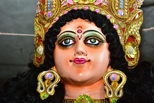 मां दुर्गा की प्रतिमा को अंतिम रूप दिया जा रहा है। मां दुर्गा की प्रतिमा को अंतिम रूप दिया जा रहा है।