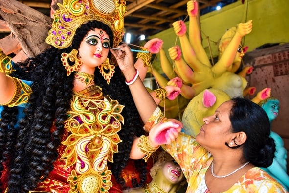 मां दुर्गा की प्रतिमा को अंतिम रूप दिया जा रहा है। मां दुर्गा की प्रतिमा को अंतिम रूप दिया जा रहा है।