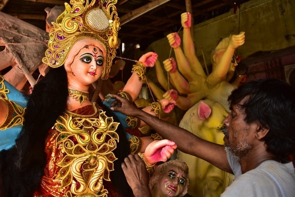 मां दुर्गा की प्रतिमा को अंतिम रूप दिया जा रहा है। मां दुर्गा की प्रतिमा को अंतिम रूप दिया जा रहा है।