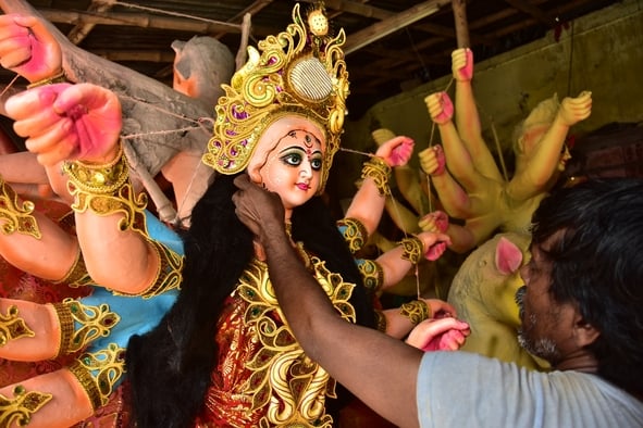 मां दुर्गा की प्रतिमा को अंतिम रूप दिया जा रहा है। मां दुर्गा की प्रतिमा को अंतिम रूप दिया जा रहा है।