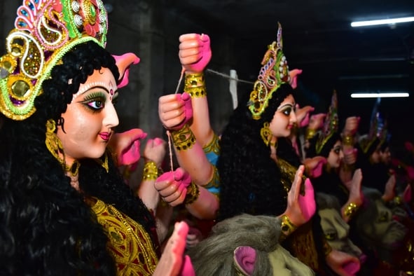 मां दुर्गा की प्रतिमा को अंतिम रूप दिया जा रहा है। मां दुर्गा की प्रतिमा को अंतिम रूप दिया जा रहा है।