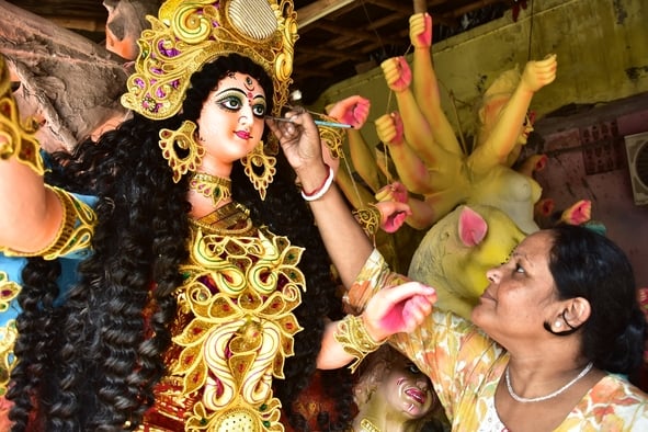 मां दुर्गा की प्रतिमा को अंतिम रूप दिया जा रहा है। मां दुर्गा की प्रतिमा को अंतिम रूप दिया जा रहा है।