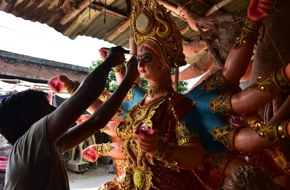 मां दुर्गा की प्रतिमा को अंतिम रूप दिया जा रहा है। मां दुर्गा की प्रतिमा को अंतिम रूप दिया जा रहा है।