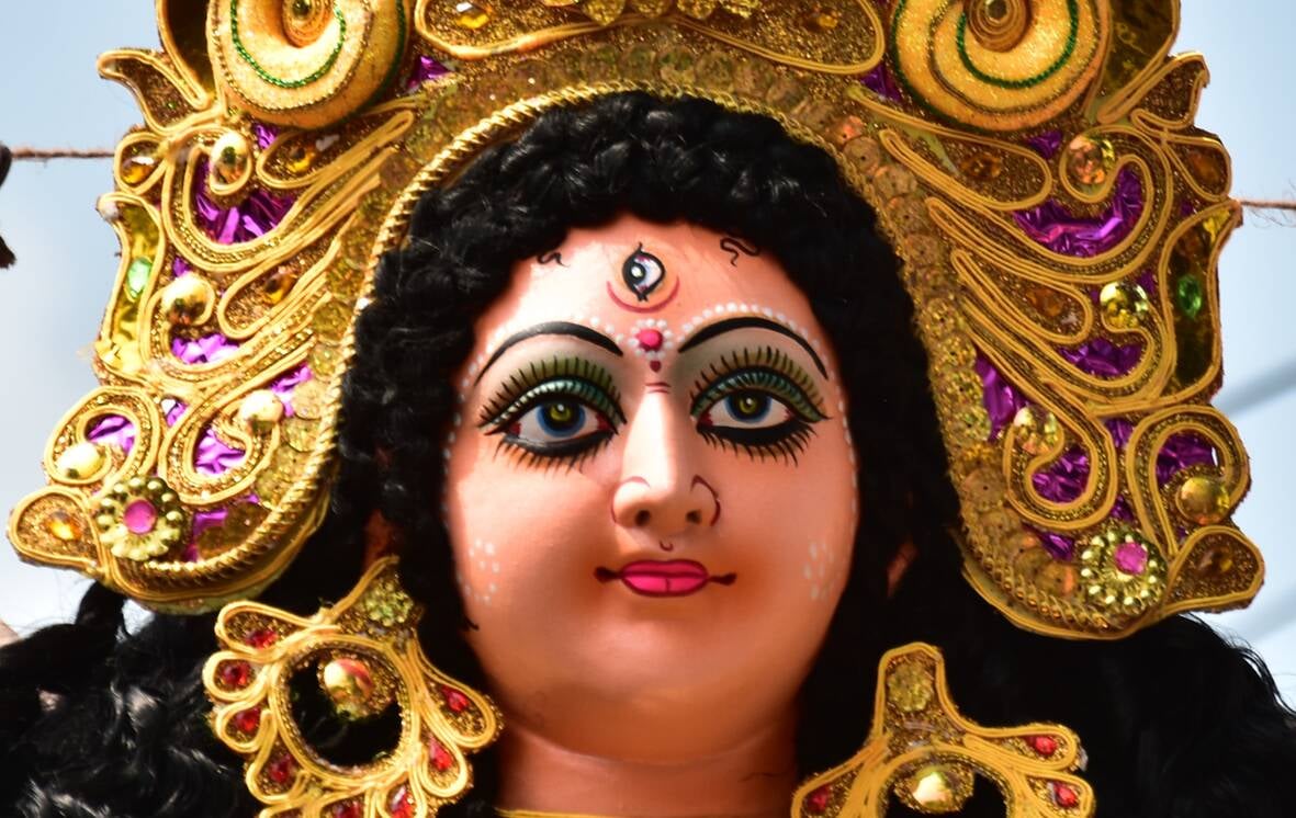 मां दुर्गा की प्रतिमा को अंतिम रूप दिया जा रहा है। मां दुर्गा की प्रतिमा को अंतिम रूप दिया जा रहा है।