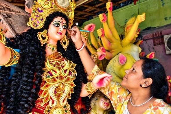 मां दुर्गा की प्रतिमा को अंतिम रूप दिया जा रहा है। मां दुर्गा की प्रतिमा को अंतिम रूप दिया जा रहा है।