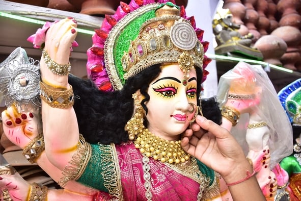 मां दुर्गा की प्रतिमा को अंतिम रूप दिया जा रहा है। मां दुर्गा की प्रतिमा को अंतिम रूप दिया जा रहा है।