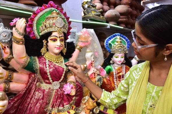 मां दुर्गा की प्रतिमा को अंतिम रूप दिया जा रहा है। मां दुर्गा की प्रतिमा को अंतिम रूप दिया जा रहा है।