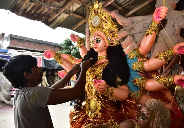 मां दुर्गा की प्रतिमा को अंतिम रूप दिया जा रहा है। मां दुर्गा की प्रतिमा को अंतिम रूप दिया जा रहा है।