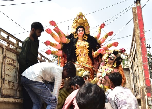 मां दुर्गा की प्रतिमा को अंतिम रूप दिया जा रहा है। मां दुर्गा की प्रतिमा को अंतिम रूप दिया जा रहा है।