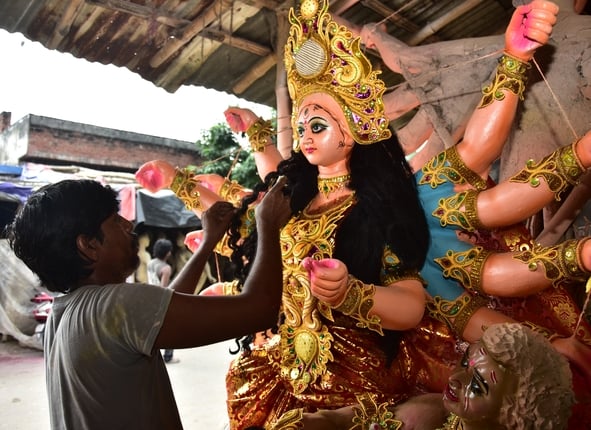 मां दुर्गा की प्रतिमा को अंतिम रूप दिया जा रहा है। मां दुर्गा की प्रतिमा को अंतिम रूप दिया जा रहा है।