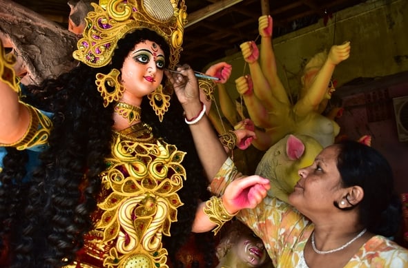 मां दुर्गा की प्रतिमा को अंतिम रूप दिया जा रहा है। मां दुर्गा की प्रतिमा को अंतिम रूप दिया जा रहा है।