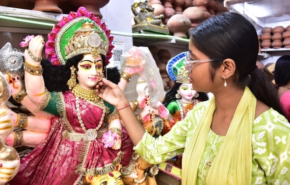 मां दुर्गा की प्रतिमा को अंतिम रूप दिया जा रहा है। मां दुर्गा की प्रतिमा को अंतिम रूप दिया जा रहा है।