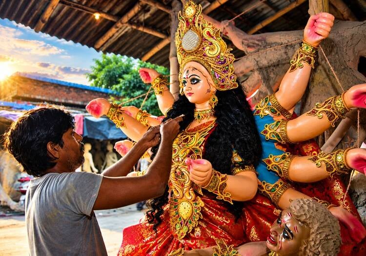 मां दुर्गा की प्रतिमा को अंतिम रूप दिया जा रहा है। मां दुर्गा की प्रतिमा को अंतिम रूप दिया जा रहा है।