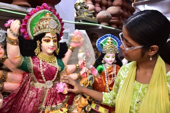 मां दुर्गा की प्रतिमा को अंतिम रूप दिया जा रहा है। मां दुर्गा की प्रतिमा को अंतिम रूप दिया जा रहा है।