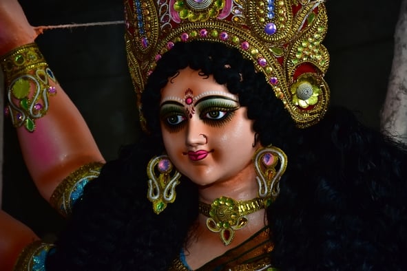 मां दुर्गा की प्रतिमा को अंतिम रूप दिया जा रहा है। मां दुर्गा की प्रतिमा को अंतिम रूप दिया जा रहा है।