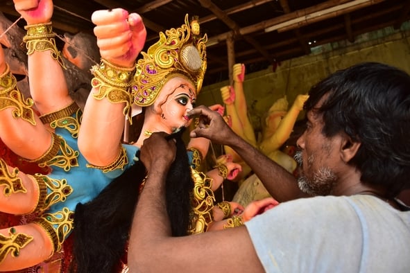 मां दुर्गा की प्रतिमा को अंतिम रूप दिया जा रहा है। मां दुर्गा की प्रतिमा को अंतिम रूप दिया जा रहा है।