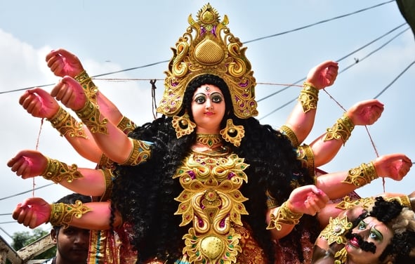 मां दुर्गा की प्रतिमा को अंतिम रूप दिया जा रहा है। मां दुर्गा की प्रतिमा को अंतिम रूप दिया जा रहा है।