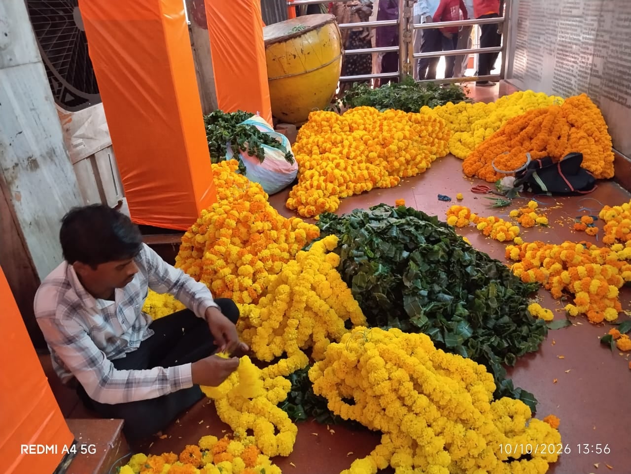 मां विंध्यवासिनी गर्भगृह मार्ग पर मंदिर सीढ़ी के पास फूल और पत्तियों से सजा गेट।-संवाद मां विंध्यवासिनी गर्भगृह मार्ग पर मंदिर सीढ़ी के पास फूल और पत्तियों से सजा गेट।-संवाद