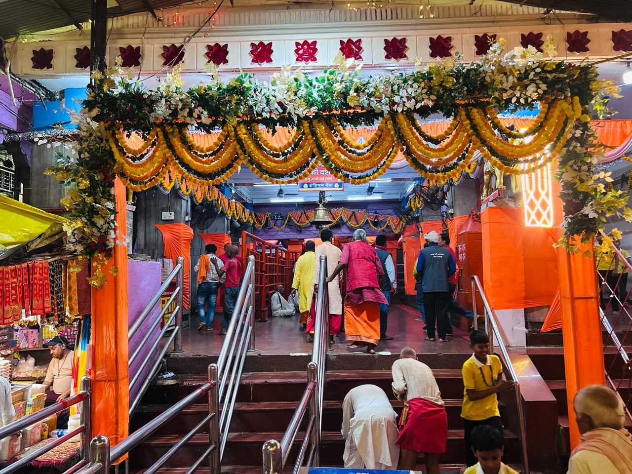 मां विंध्यवासिनी गर्भगृह मार्ग पर मंदिर सीढ़ी के पास फूल और पत्तियों से सजा गेट।-संवाद मां विंध्यवासिनी गर्भगृह मार्ग पर मंदिर सीढ़ी के पास फूल और पत्तियों से सजा गेट।-संवाद