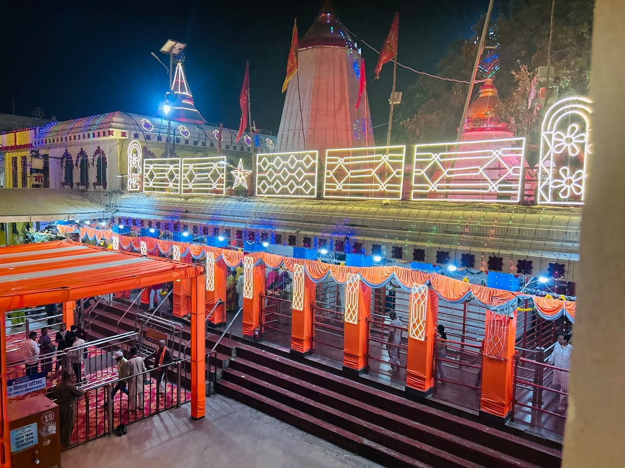 मां विंध्यवासिनी गर्भगृह मार्ग पर मंदिर सीढ़ी के पास फूल और पत्तियों से सजा गेट।-संवाद मां विंध्यवासिनी गर्भगृह मार्ग पर मंदिर सीढ़ी के पास फूल और पत्तियों से सजा गेट।-संवाद