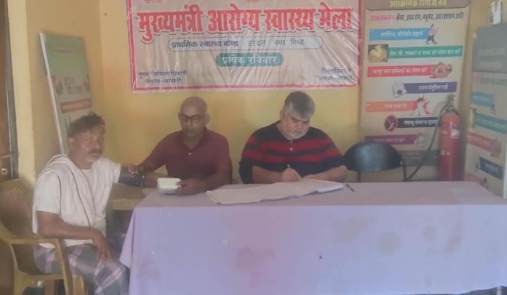 मरीजों का इलाज करते चिकित्सक।
