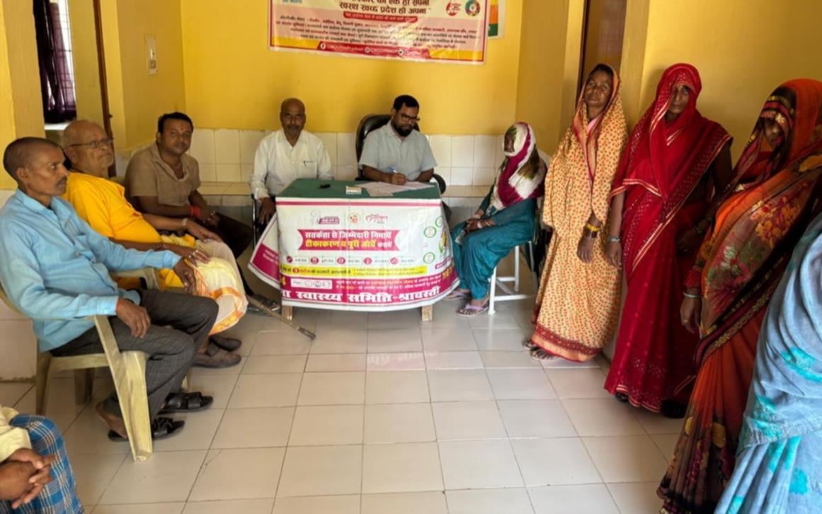 मरीजों का इलाज करते चिकित्सक।