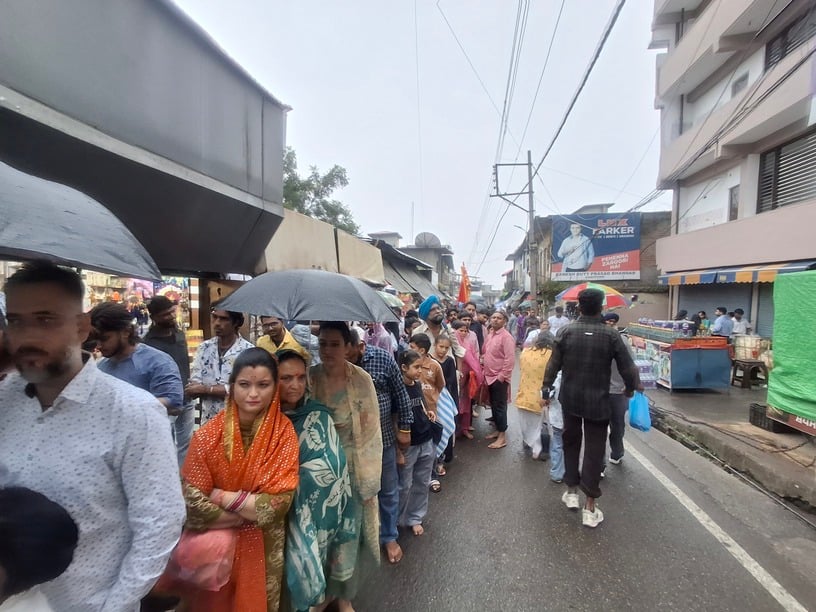 माता चिंतपूर्णी मंदिर में हवन यज्ञ में भाग लेती हुईं मुख्यमंत्री सुखविंद्र सिंह की पत्नी एवं दे