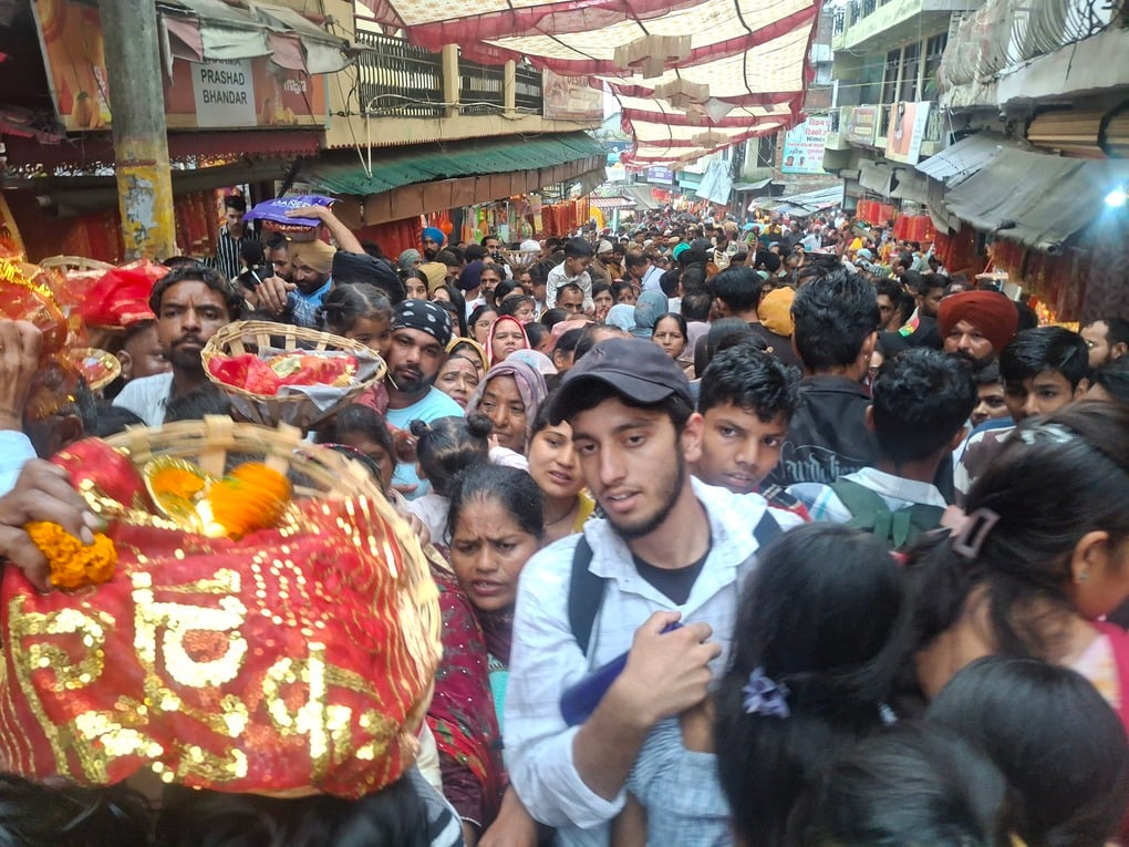 माता चिंतपूर्णी मंदिर में हवन यज्ञ में भाग लेती हुईं मुख्यमंत्री सुखविंद्र सिंह की पत्नी एवं दे