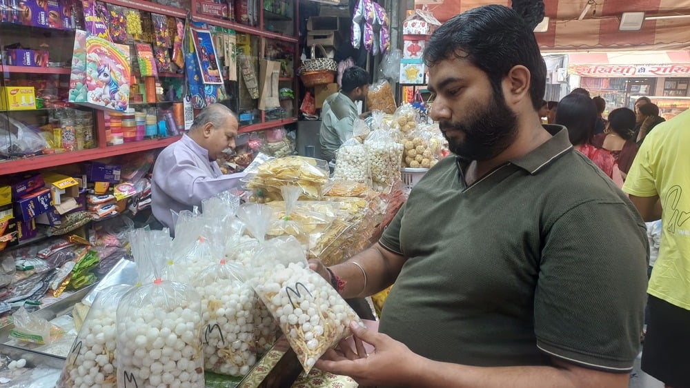 माता की चुनरी की खरीदारी करते लोग। संवाद