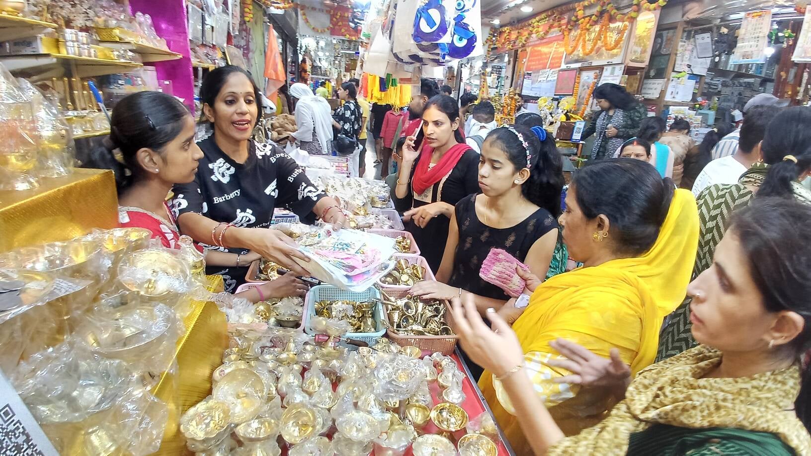माता की चुनरी की खरीदारी करते लोग। संवाद