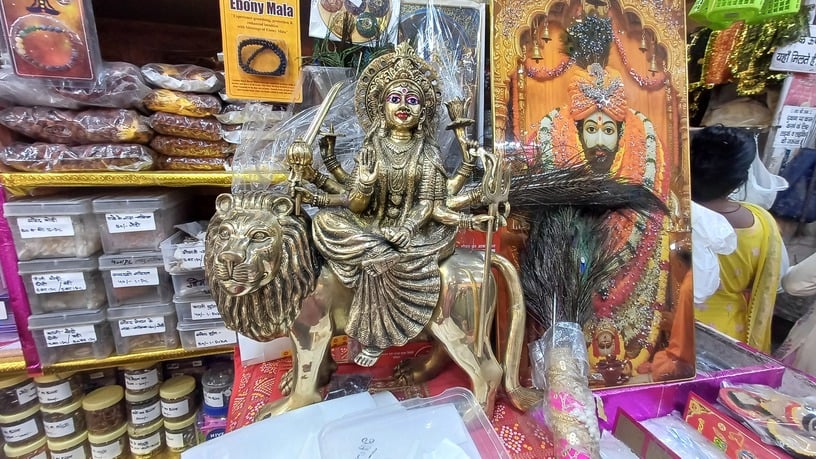 माता की चुनरी की खरीदारी करते लोग। संवाद