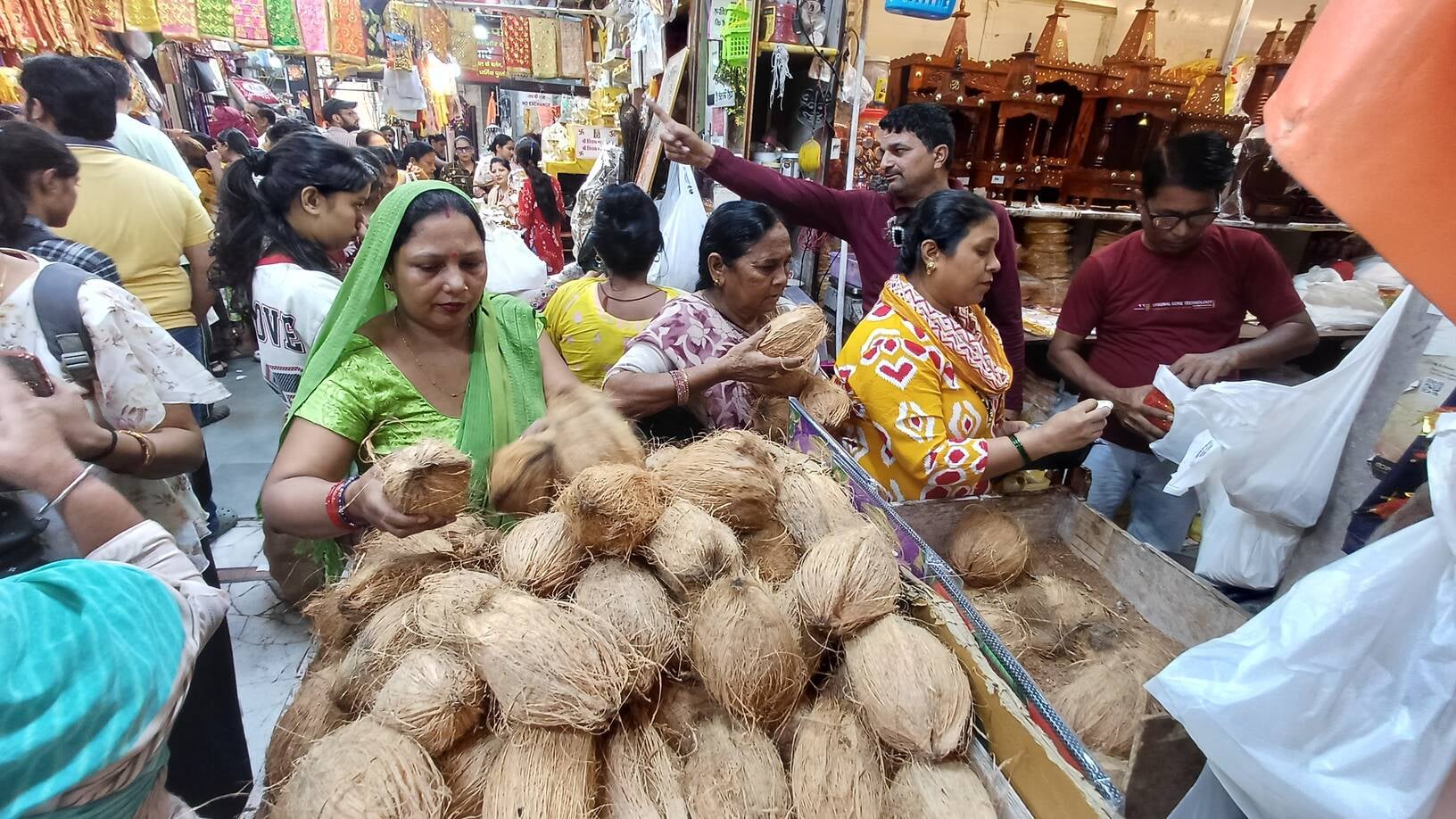 माता की चुनरी की खरीदारी करते लोग। संवाद