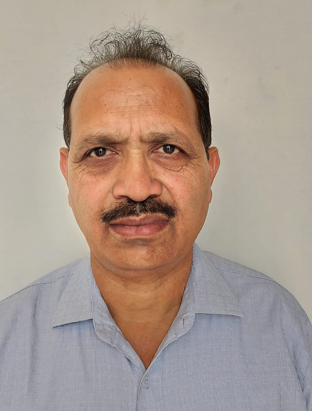 नाहन नगर परिषद कार्यालय के ठीक नीचे गड्ढों में पानी भरने से बना तालाब। संवाद नाहन नगर परिषद कार्यालय के ठीक नीचे गड्ढों में पानी भरने से बना तालाब। संवाद