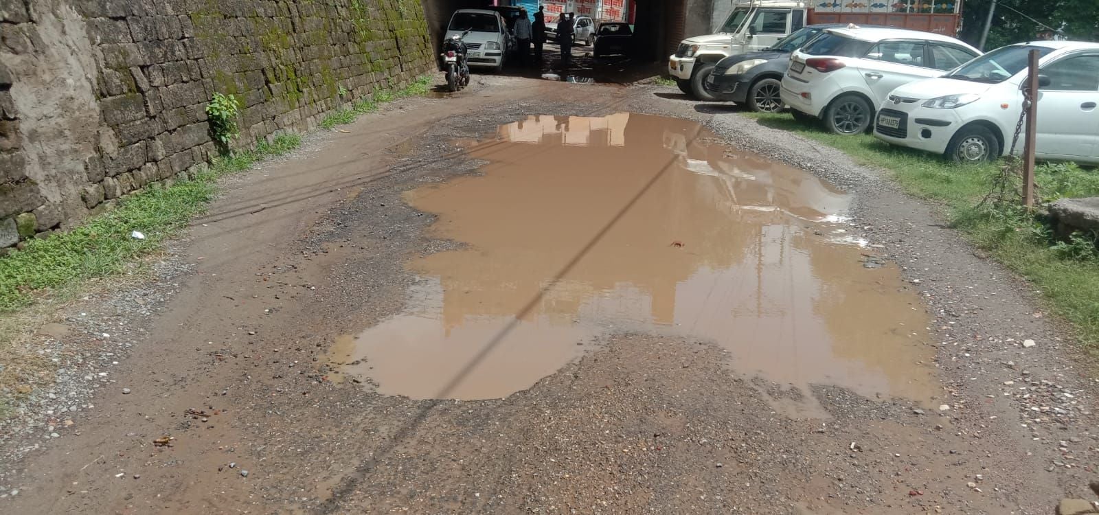 नाहन नगर परिषद कार्यालय के ठीक नीचे गड्ढों में पानी भरने से बना तालाब। संवाद नाहन नगर परिषद कार्यालय के ठीक नीचे गड्ढों में पानी भरने से बना तालाब। संवाद