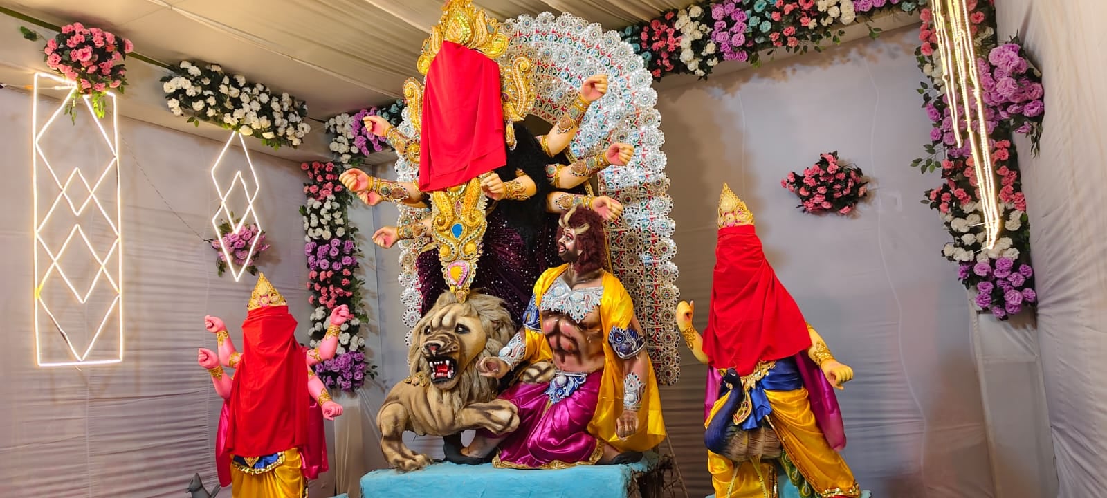 नई बस्ती स्थित पांडाल में आईं काली देवी प्रतिमा नई बस्ती स्थित पांडाल में आईं काली देवी प्रतिमा