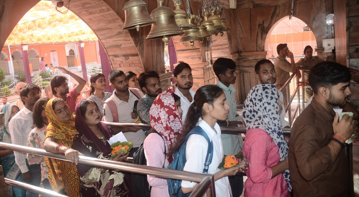 नरसिंह दुर्गा पूजा सेवा समित पूरे नरसिंह भान में देवी प्रतिमा की स्थापना करते श्रद्धालु। आयोजक नरसिंह दुर्गा पूजा सेवा समित पूरे नरसिंह भान में देवी प्रतिमा की स्थापना करते श्रद्धालु। आयोजक