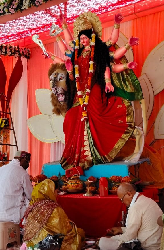 नरसिंह दुर्गा पूजा सेवा समित पूरे नरसिंह भान में देवी प्रतिमा की स्थापना करते श्रद्धालु। आयोजक नरसिंह दुर्गा पूजा सेवा समित पूरे नरसिंह भान में देवी प्रतिमा की स्थापना करते श्रद्धालु। आयोजक