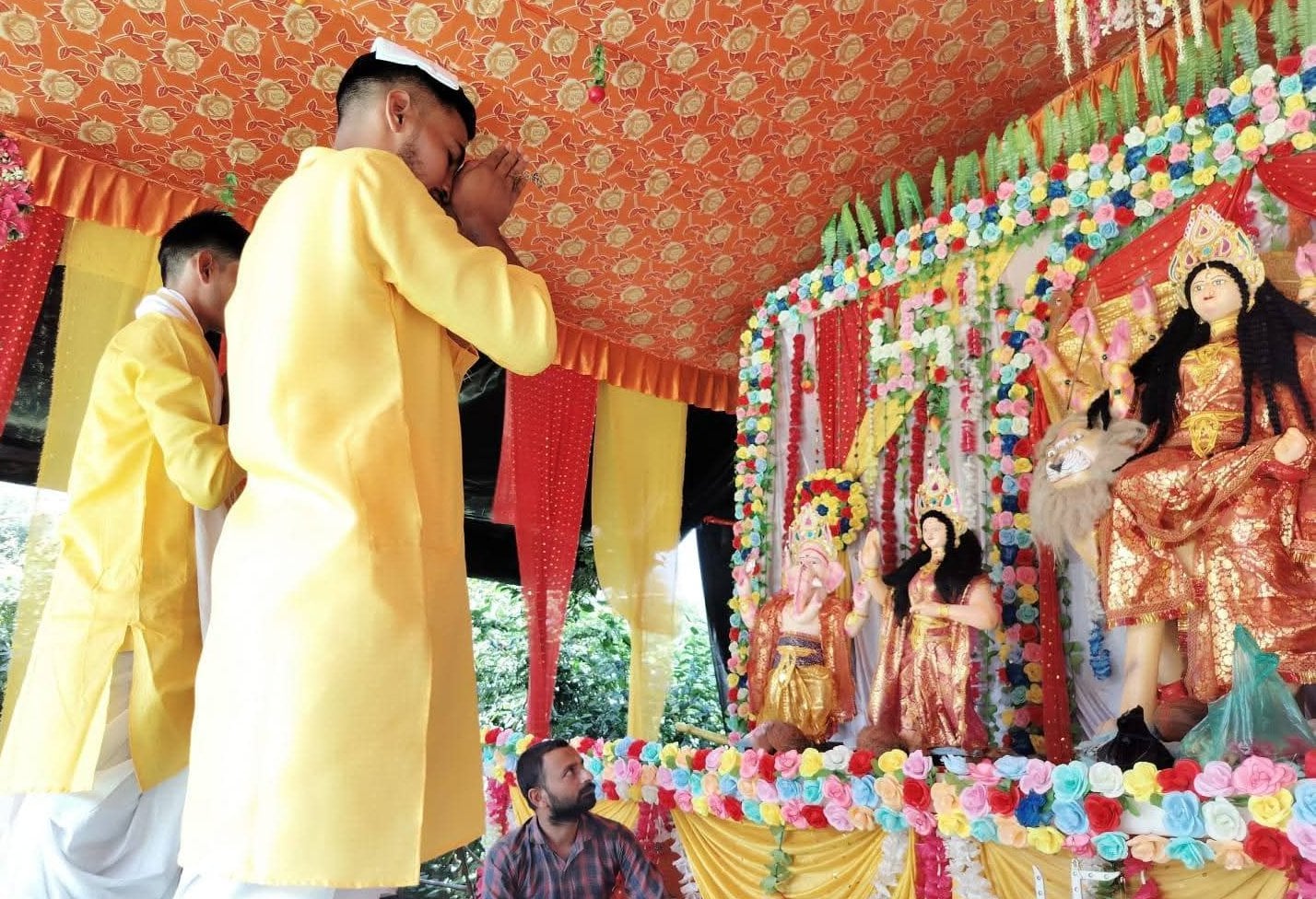 नरसिंह दुर्गा पूजा सेवा समित पूरे नरसिंह भान में देवी प्रतिमा की स्थापना करते श्रद्धालु। आयोजक नरसिंह दुर्गा पूजा सेवा समित पूरे नरसिंह भान में देवी प्रतिमा की स्थापना करते श्रद्धालु। आयोजक
