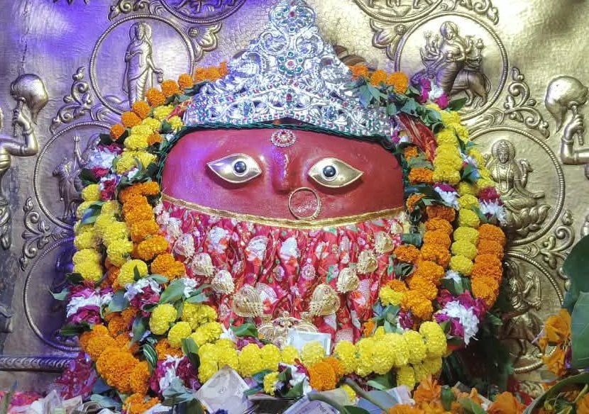 नरसिंह दुर्गा पूजा सेवा समित पूरे नरसिंह भान में देवी प्रतिमा की स्थापना करते श्रद्धालु। आयोजक नरसिंह दुर्गा पूजा सेवा समित पूरे नरसिंह भान में देवी प्रतिमा की स्थापना करते श्रद्धालु। आयोजक