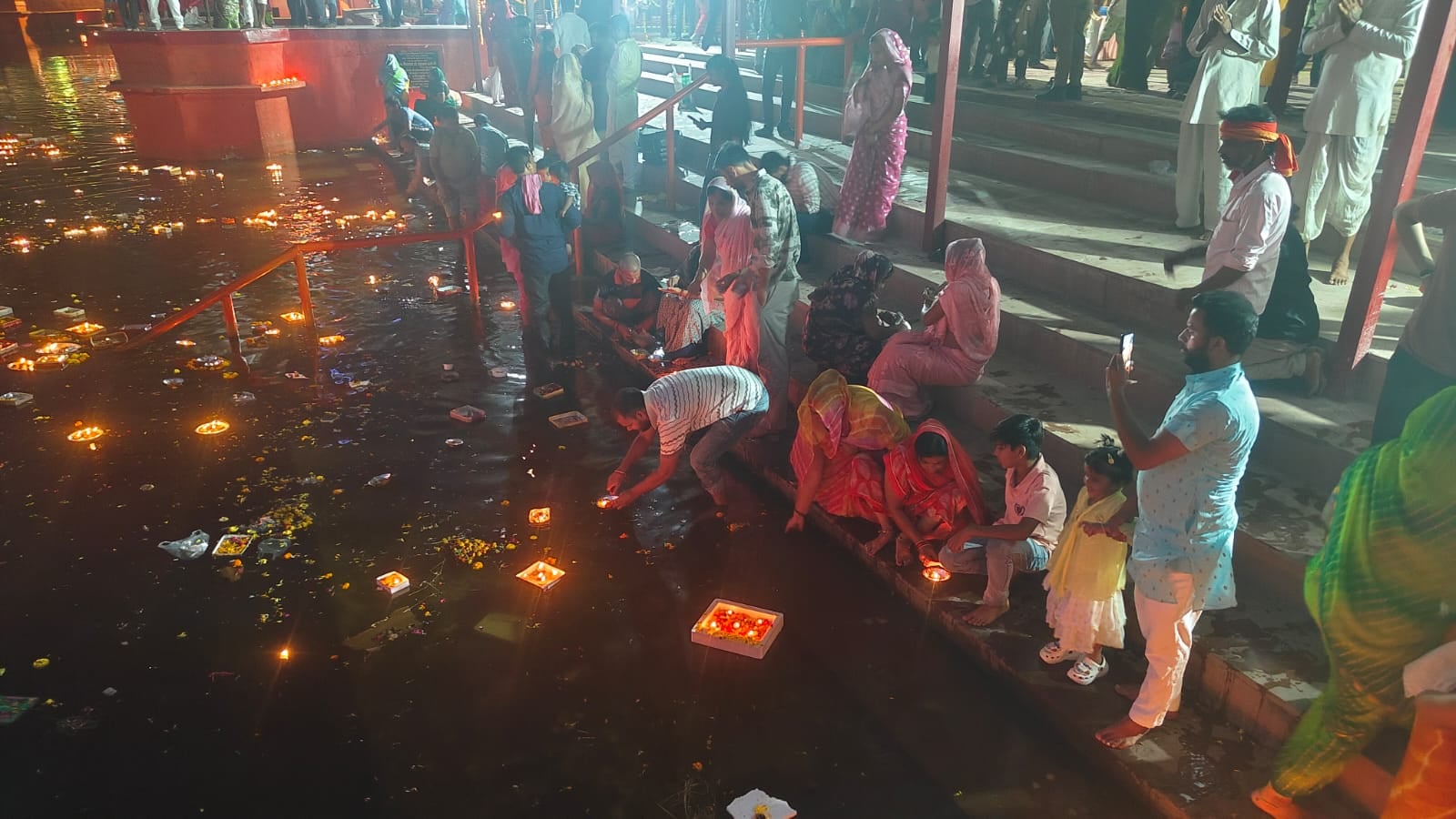 नृसिंह मंदिर के घाट पर दीपदान करते श्रद्धालु नृसिंह मंदिर के घाट पर दीपदान करते श्रद्धालु